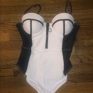 sporty one piece bathing suit !! Removable straps!